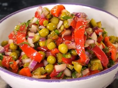 Салат с горошком и соленым огурцом