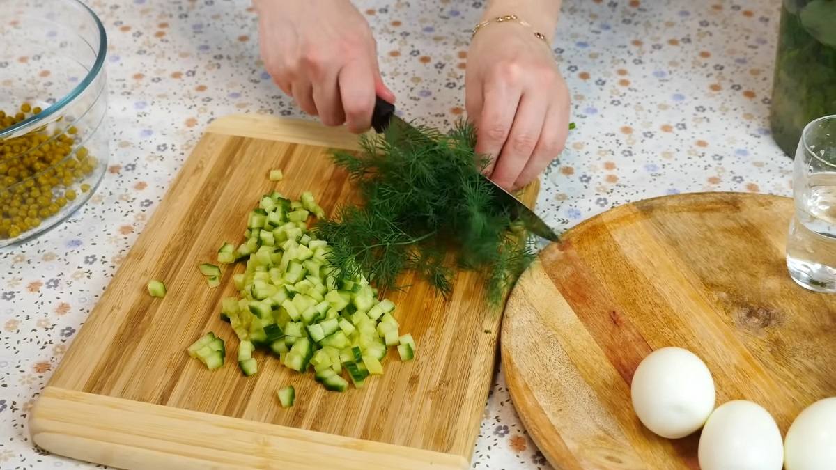 Быстрый салат «Весна на пороге» с горошком - Со Вкусом