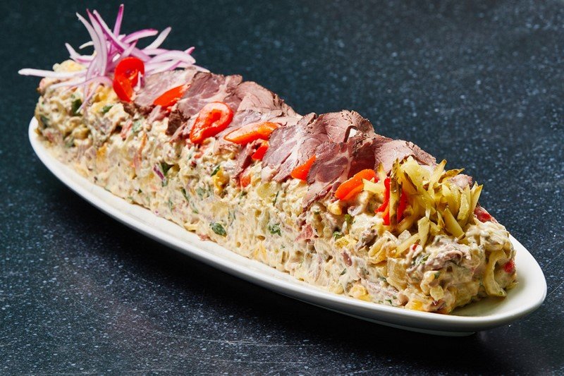 Салат с печеным перцем и отварной говядиной