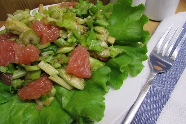 салат с грейпфрутом и сельдереем