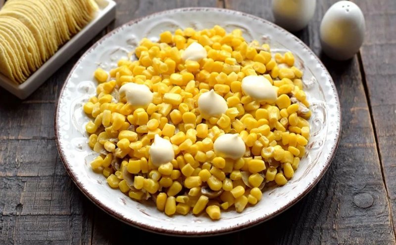 салат с кукурузой