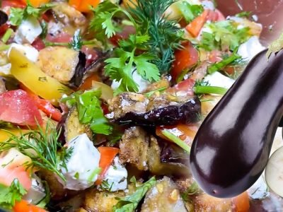 Летний салат с хрустящими баклажанами и сыром фета