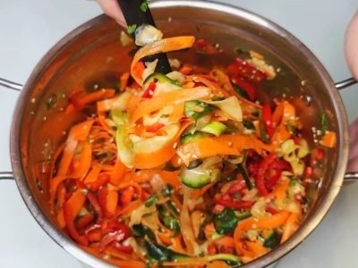 Легкий салат с кабачком и морковью