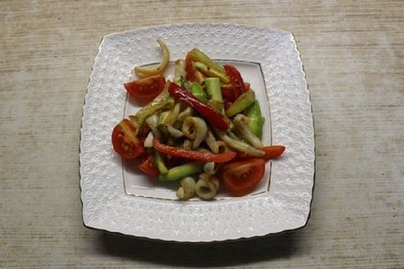 салат с кальмарами