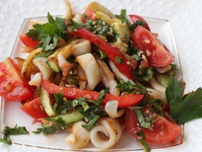 Салат с кальмарами и помидорами