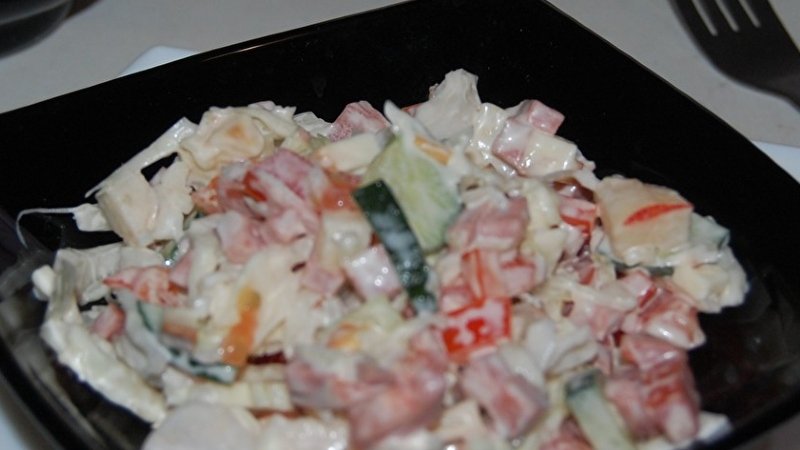 салат с капустой и копченой колбасой