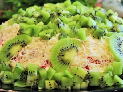 Салат с киви и курицей