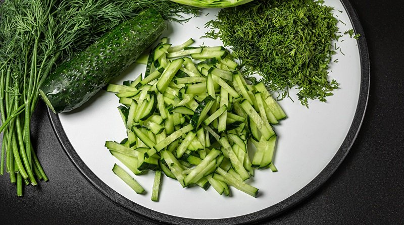 нарезка огурцов и зелени
