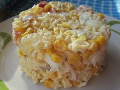 Салат с копченой курицей и ананасами