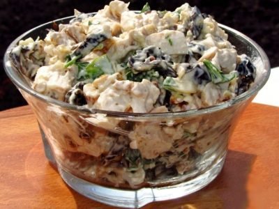 Салат с копченой курицей и грибами