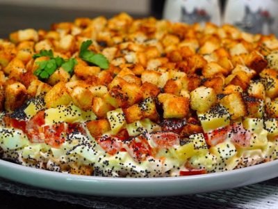 Праздничный салат с копченой курицей и сухариками