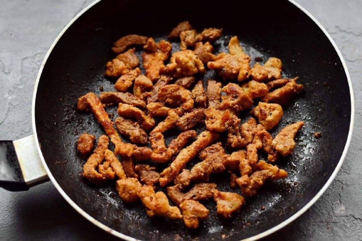 мясо на сковороде