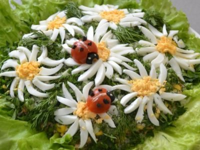 Cалат с крабовыми палочками и кукурузой «Ромашковое поле»