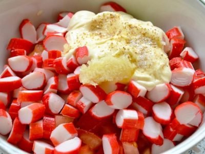 Весенний салат с крабовыми палочками и помидорами