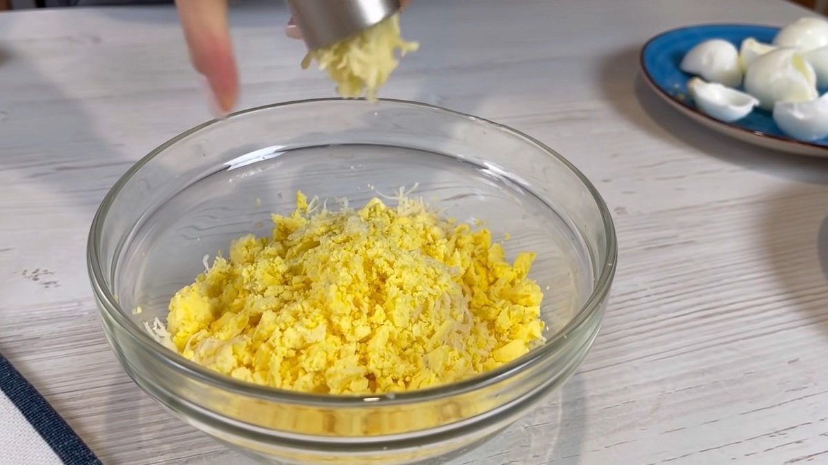 сыр, желтки и чеснок