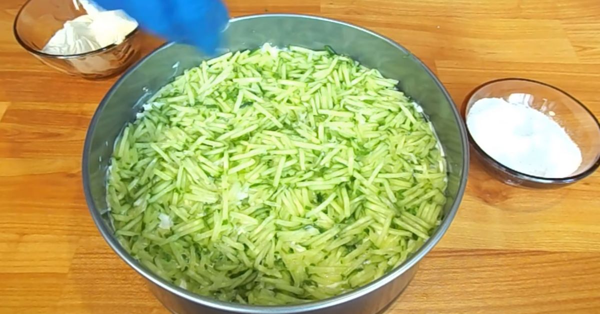 салат с копченой колбасой 