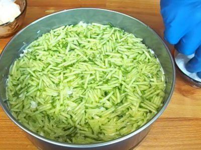 Салат с красной фасолью и копченой колбасой