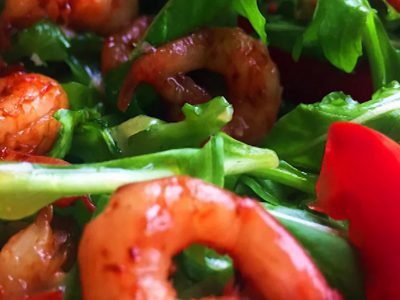 Салат с креветками и рукколой