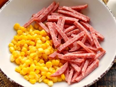 Сытный салат с кукурузой и колбасой
