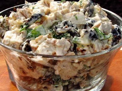 Аппетитный салат с курицей и черносливом
