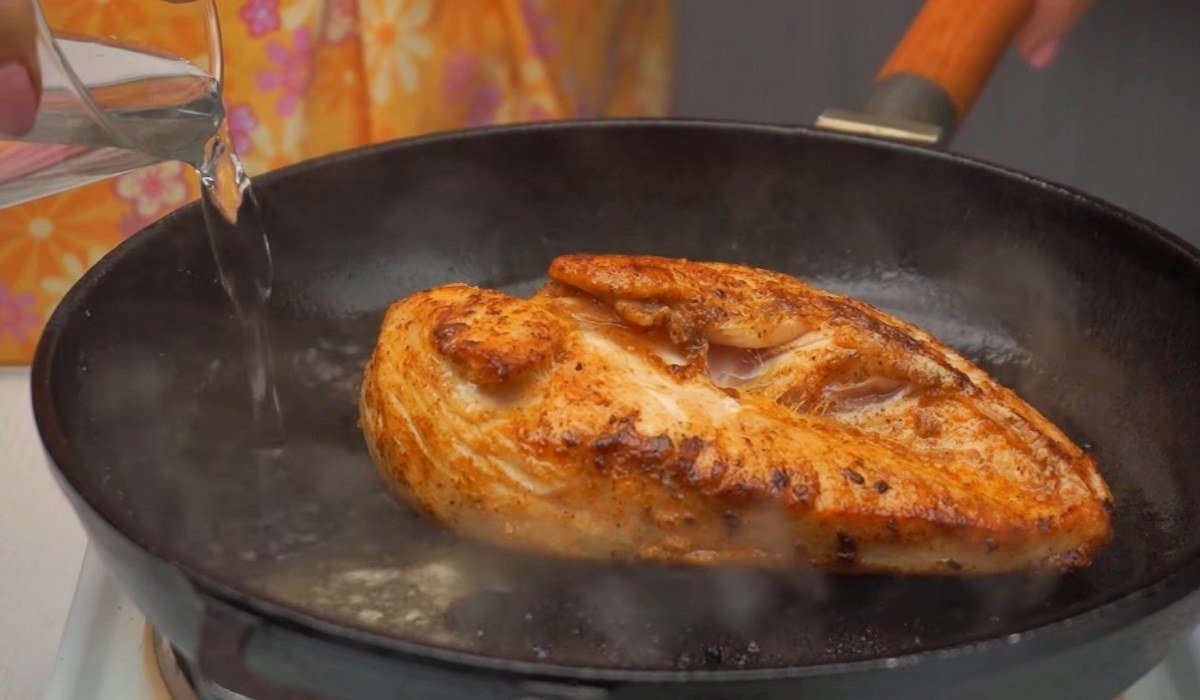 добавление воды на сковороду