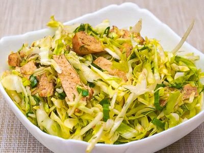 Аппетитный салат «Короли и капуста» с курицей и капустой