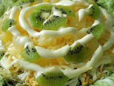 Салат с курицей и киви