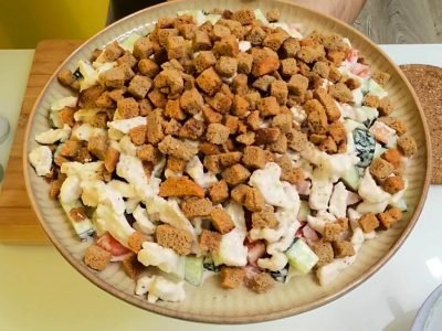 Салат с курицей и сухариками