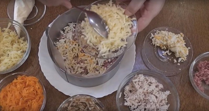 салат с колбасой