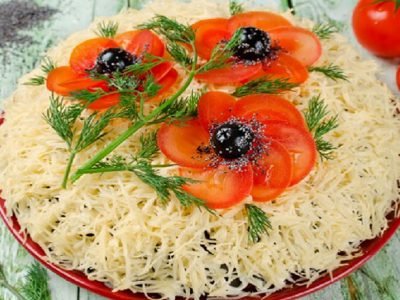 Салат с курицей «Красные маки»