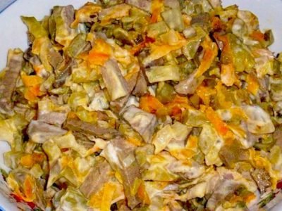 Салат с куриной печенью и огурцами