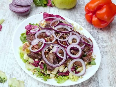 Салат с куриной печенью и яблоками