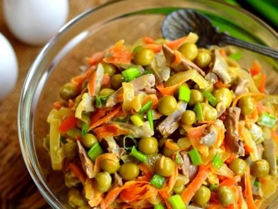 Яркий салат с куриными сердечками