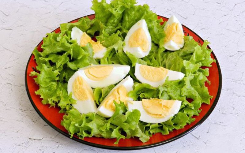 салат с лососем и яйцом