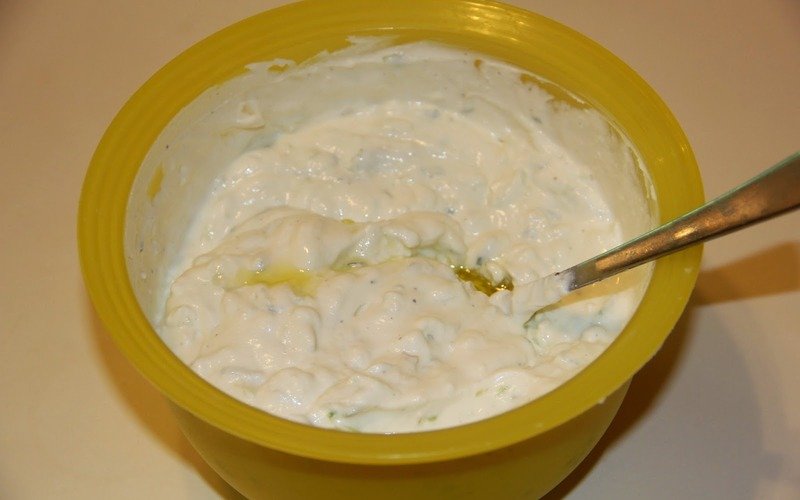 салат с яйцом и лососем