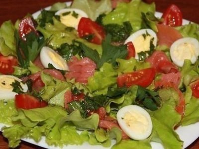Салат с лососем и яйцом