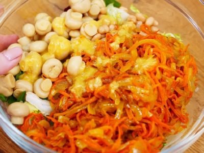 Постный салат с маринованными грибами и фасолью