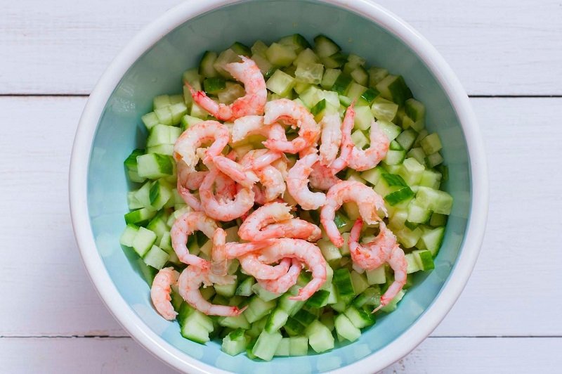 салат с креветками и огурцами