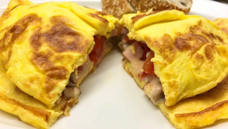 готовый омлет с салатом