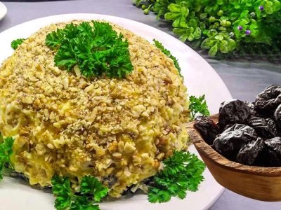 «Девичий» салат с орехами и черносливом