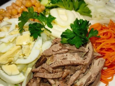 Салат с отварной говядиной и консервированным нутом