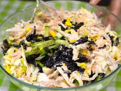 Салат с отварной курицей и черносливом