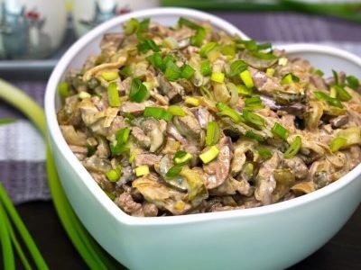 Салат с печенью и зеленым горошком