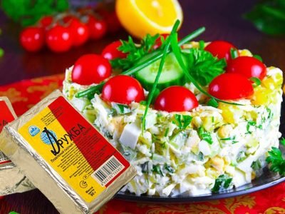 Яркий салат с плавленым сыром и огурцом