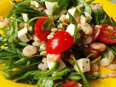 Салат с руколой и помидорами