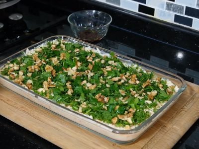 Салат с сельдереем и орехами