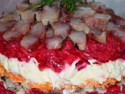 Салат с сельдью и грибами