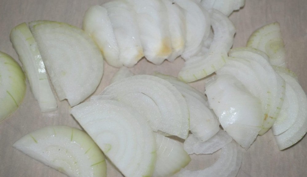 нарезать лук полукольцами