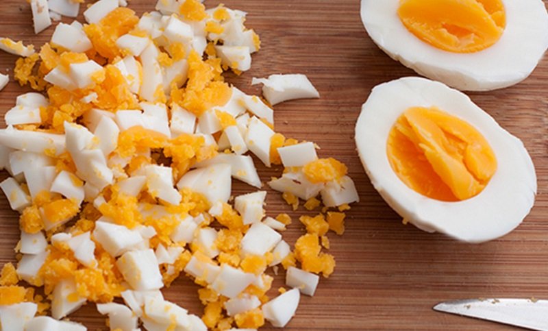 нарезать яйца