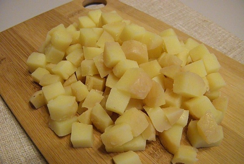 нарезать картофель